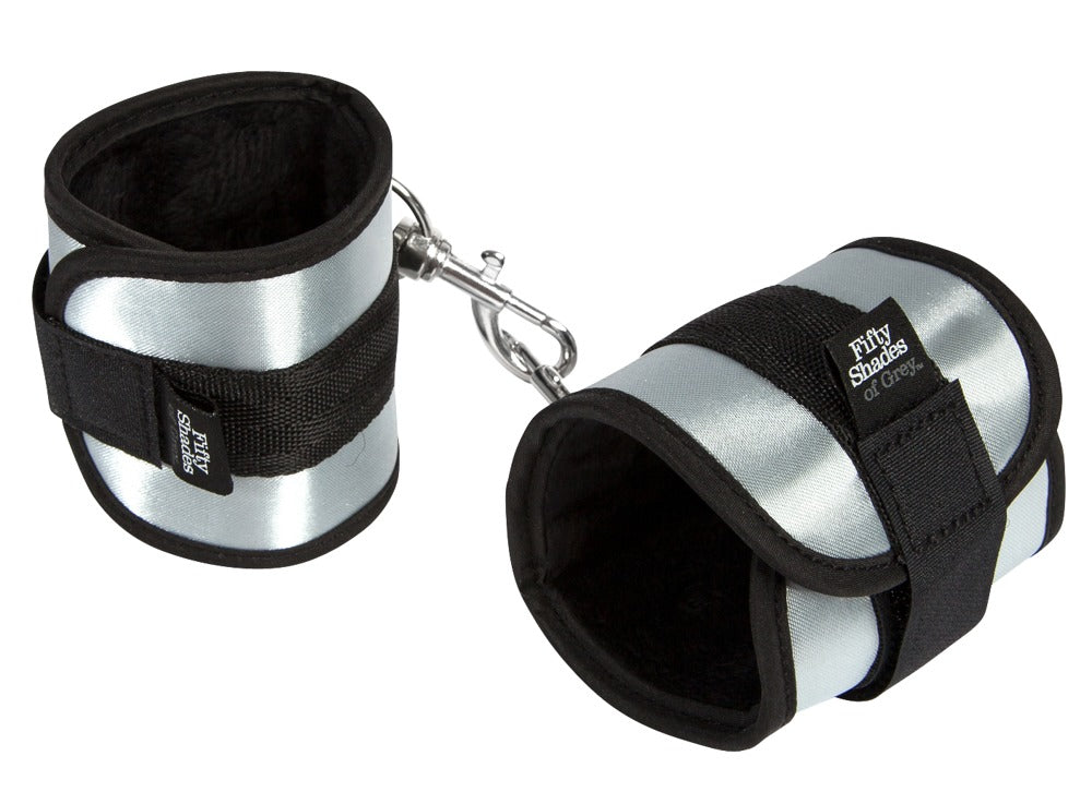 Helemaal zijn handboeien